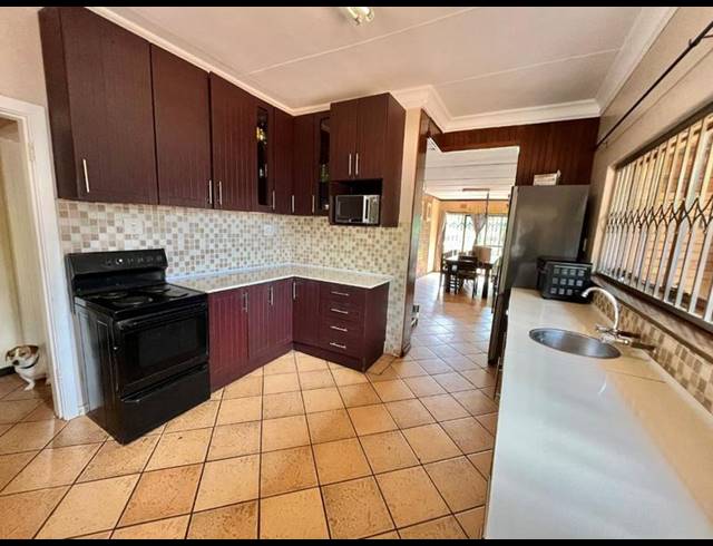 5 BEDROOM HOUSE FOR SALE IN CINDERELLA